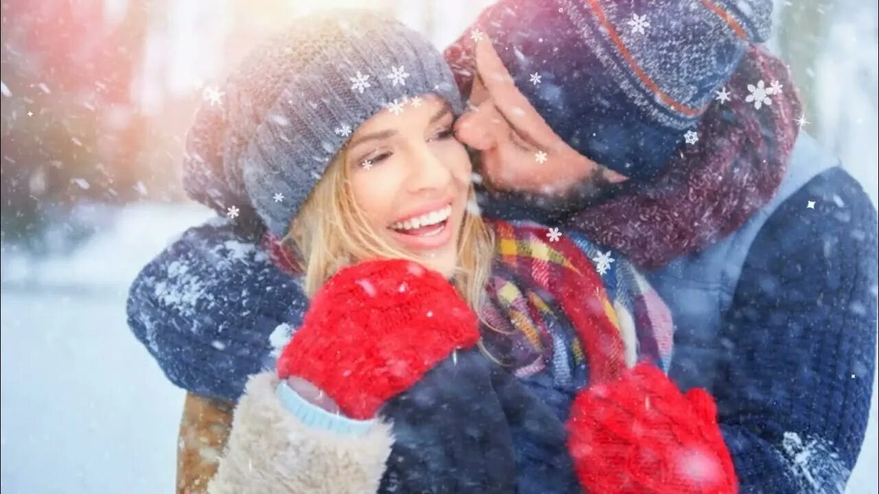 Зима любовь. Новогоднее сердце. Сердце на снегу. Девушка в варежках. Сердечко на снегу.