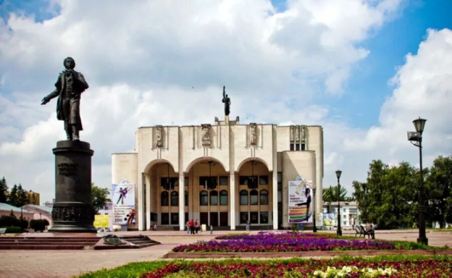 Драм театр курск пушкина. Театральная площадь курск. курск площадь драмтеатра. театральная площадь курск театр. город курск театральная площадь.