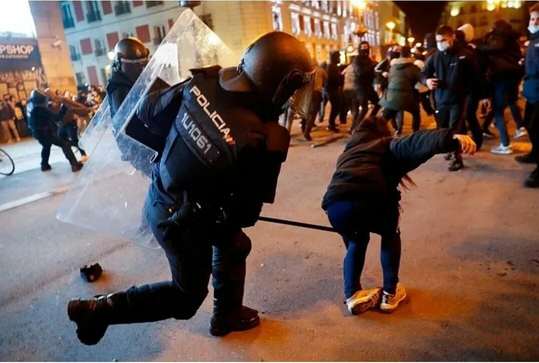 Протесты в Каталонии. Протесты в Испании. Испания протест полиция. Выносит протест