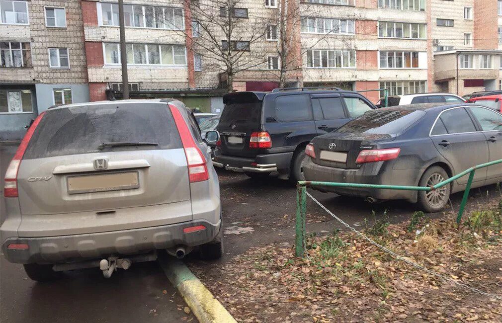 Машина во дворе. Парковка машин во дворе. Подперли машину. Подперли на парковке. Заблокировали выезд что делать