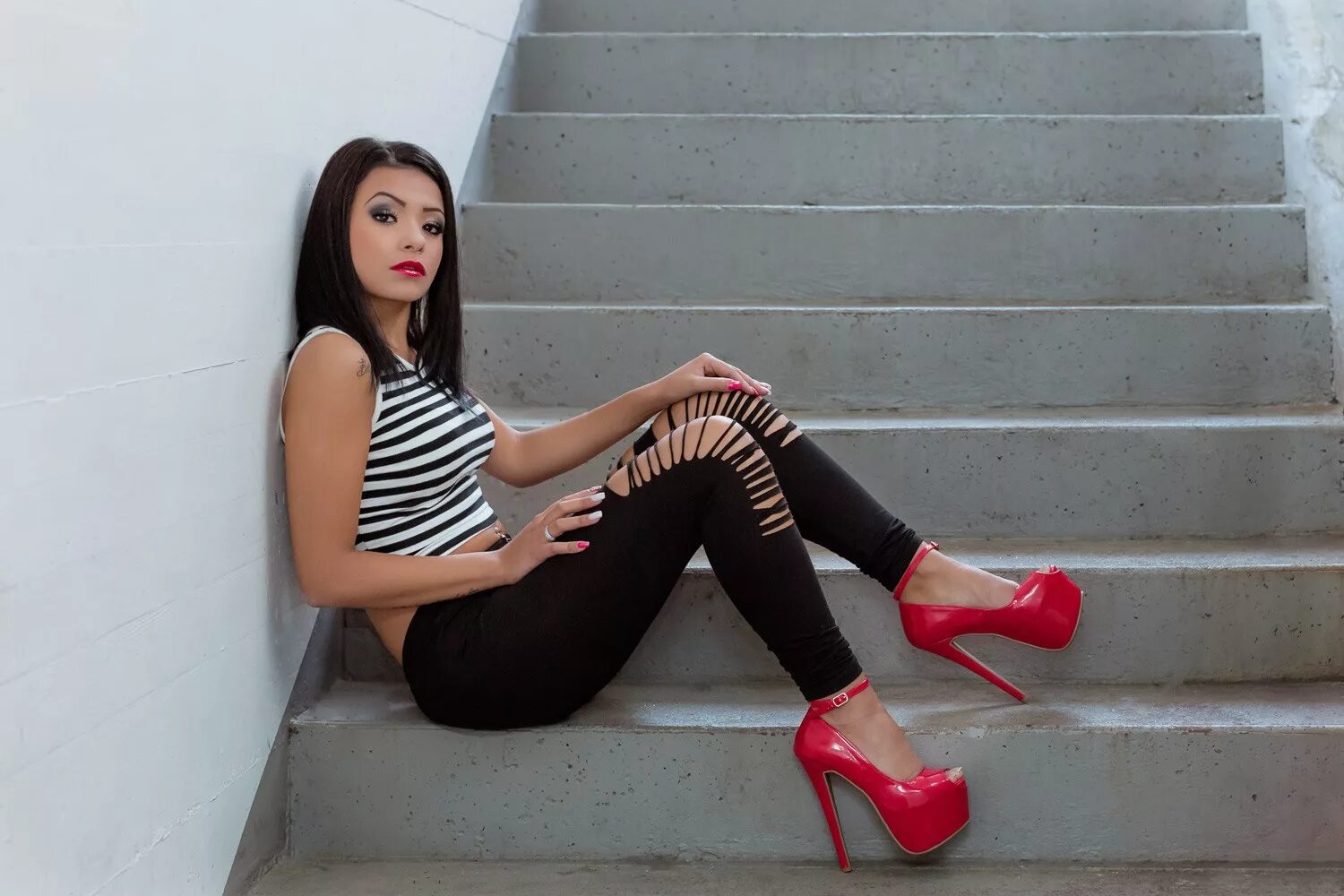 High высокий. High Heels (Хай-Хиллс). Девушки в туфлях на высоком каблуке. Девушки в туфлях на платформе. Высокая брюнетка.