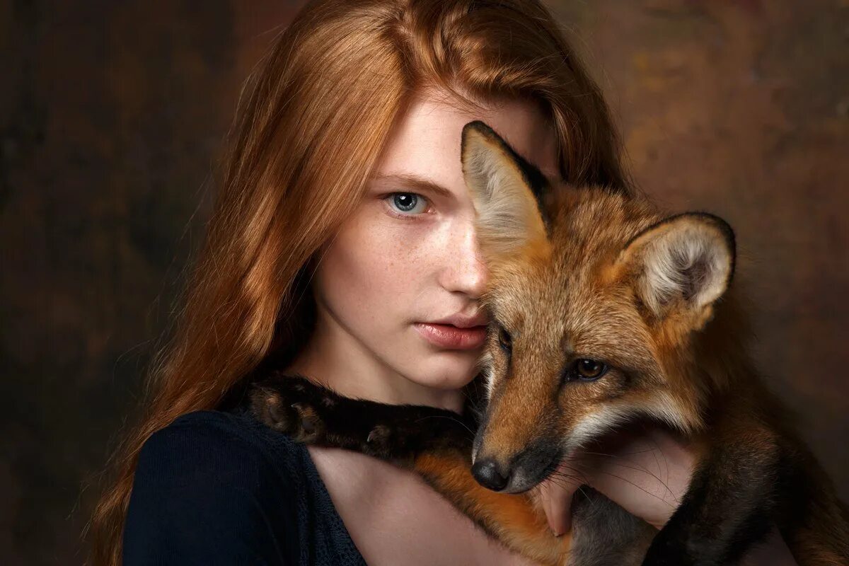 Рыжая fox. Лисы Даниэль вайлдс. Девушка и лиса. Лисий взгляд у девушки.