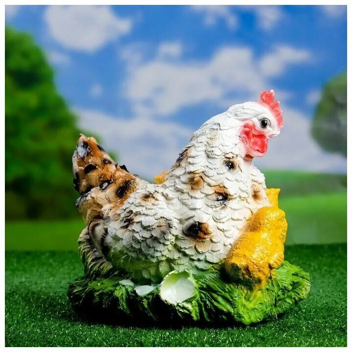 Пестрая наседка. Садовая фигура курица. Фигурка курица с цыплятами. Садовая фигура курица с цыплятами.