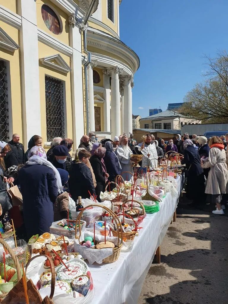 Храм Реутов освящение куличей. Освящение куличей на Пасху. Освещение ккличей и Пасхи. Освящение куличей прихожанами.