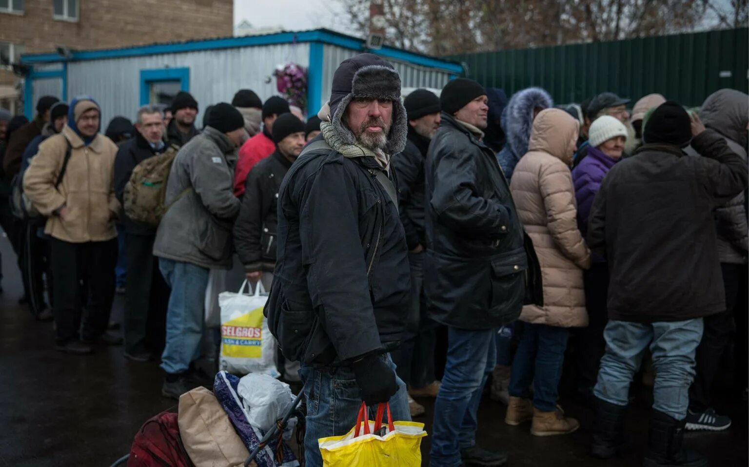 Толпа нищих. Нищие россияне. Пенсионеры в очереди за просрочкой. Очередь за едой в России. Бедные меняются