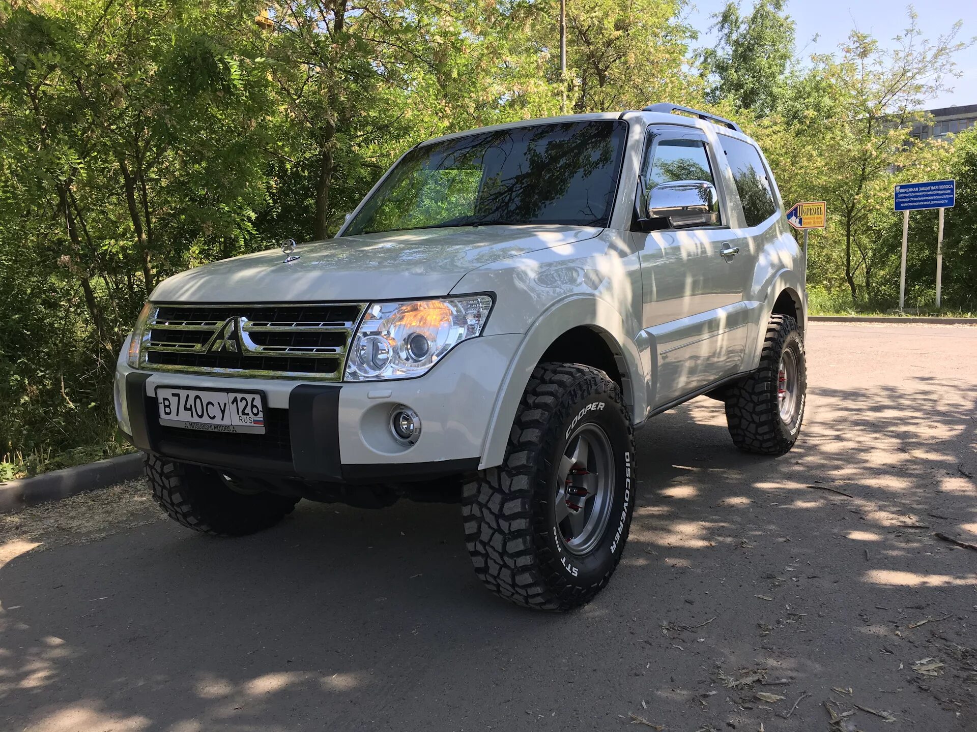 Mitsubishi pajero шины. Паджеро 4 офф роуд. Паджеро 4 на 33 колесах. Мицубиси Паджеро 4 33 колеса. Митсубиси Паджеро 4 оффроуд.