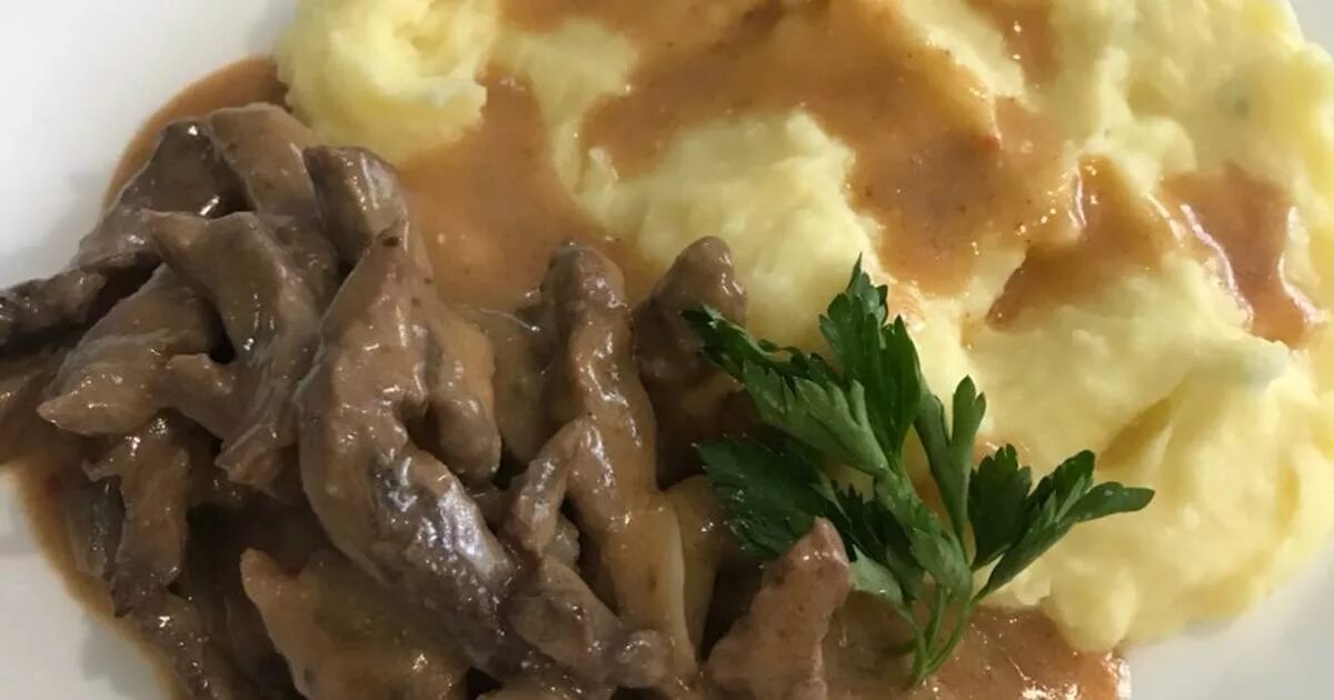 Говяжья печень пюре. Бефстроганов из говядины с картофельным пюре. бефстроганов из печени говядины. бефстроганов с грибами и картофельным пюре. бефстроганов из говядины с пюре.