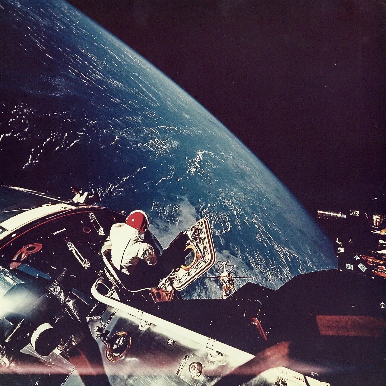 Первая космическая гонка. Дэвид Скотт НАСА. Покорение космоса. Селфи в космосе. Космонавт в космосе.