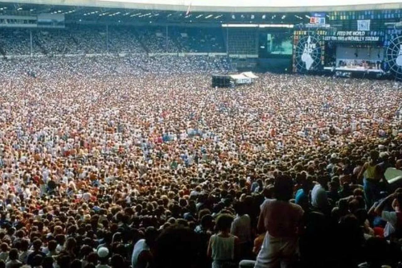 Фредди стадион уэмбли. Концерт Live Aid 1985 Queen. Queen концерт на стадионе Уэмбли. Концерт Фредди Меркьюри на стадионе Уэмбли в 1986. Куин 1985 стадион Уэмбли.