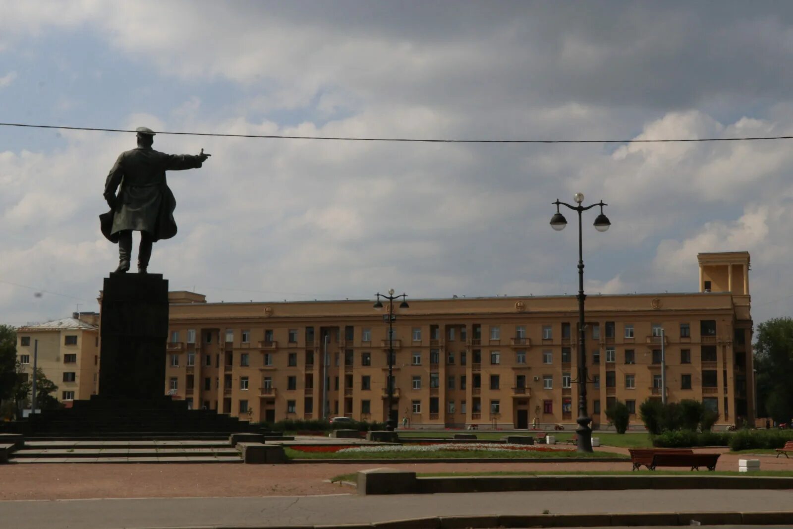 Выезд кировский район. Кировская площадь Санкт-Петербург райсовет. Памятник Кирову в СПБ на площади Стачек. Кировская площадь райсовет. Здание Кировского райсовета СПБ.