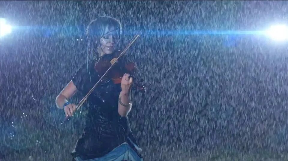 Песни под дождем слушать. Линдси Стирлинг 2021. Lindsey Stirling elements. Музыкант под дождем. Гитарист под дождем.