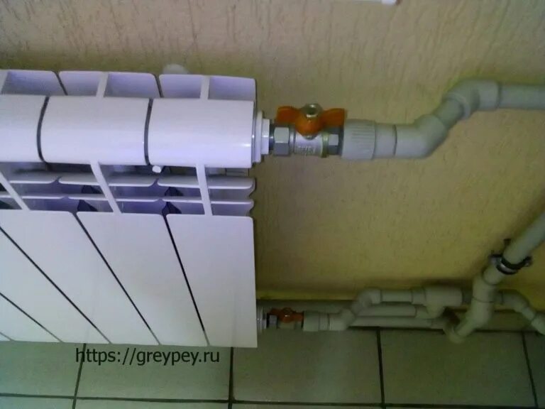 Как слить отопительную систему. Слить воду с радиатора отопления.