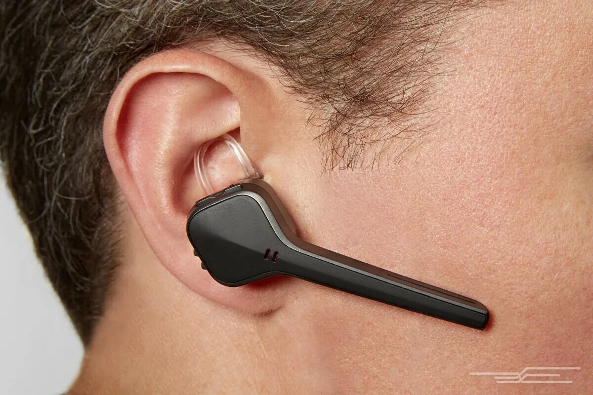 Гарнитура на ухо. Bluetooth-гарнитура на ухо. Ухо с наушником. Блютуз гарнитура в ухе.