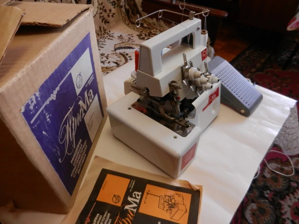 Инструкция оверлока прима. Краеобметочная швейная машина. Советский оверлок четырехниточный. Приставка краеобметочная. Краеобметочная машина для обметывания.