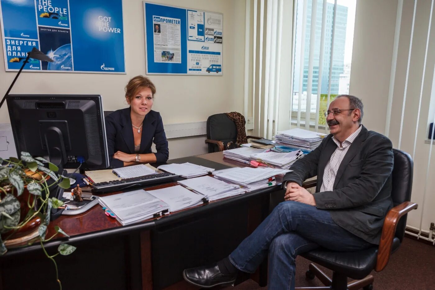 Шарж экономист за столом. Газпромнефть сотрудники. Газпромнефть заполярье генеральный директор. Газпром сотрудники. Экономист газпрома.