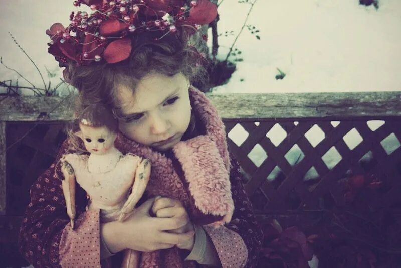 Куклы для девочек. Девочка обнимает куклу. Девочка с куклой в руках. Маленькая девочка с куклой. Картинка девочка с куклой