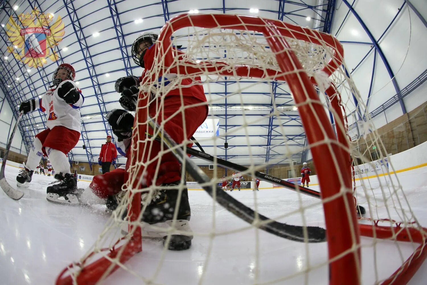 Тренировка хоккеистов. Тренировка хоккеистов на льду. ОФП для хоккеистов. Красная машина Юниор.