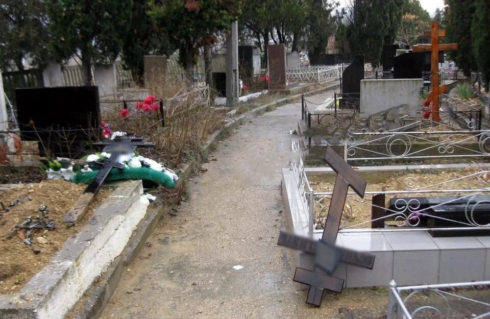 Le tombe improvvisate scavate vicino a un parco giochi a Mariupol