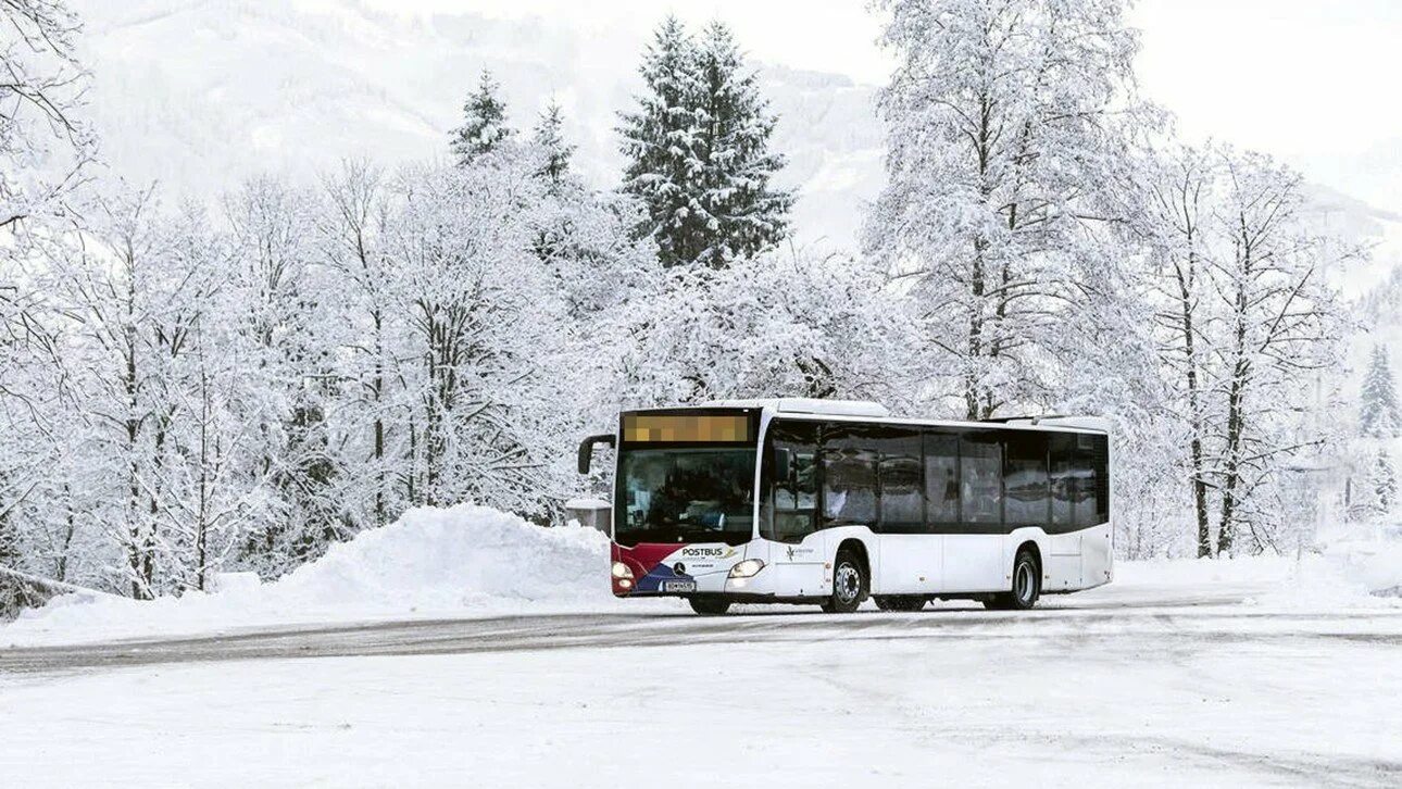 Автобус едет в горы. Зимний автобус. Общественный транспорт зимой. Автобус зима. Автобус снег.