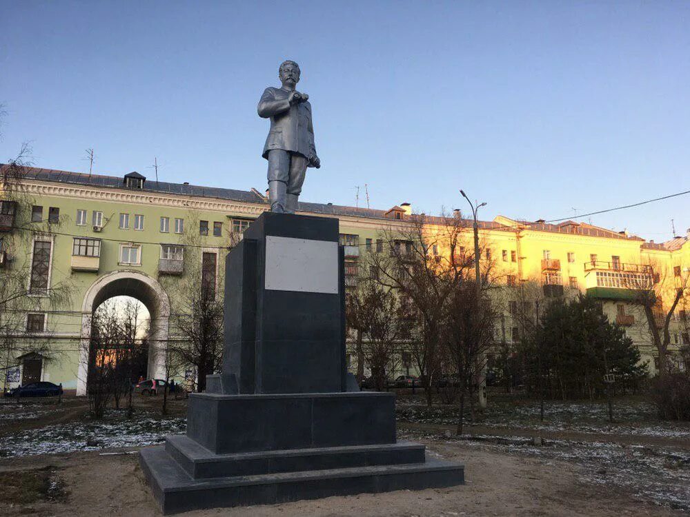 С чем связано два памятника серго орджоникидзе. Памятник Орджоникидзе в Казани. Памятник Серго Орджоникидзе. Памятник Сталину в Казани. Памятник «Серго Орджоникидзе » Красноярск.