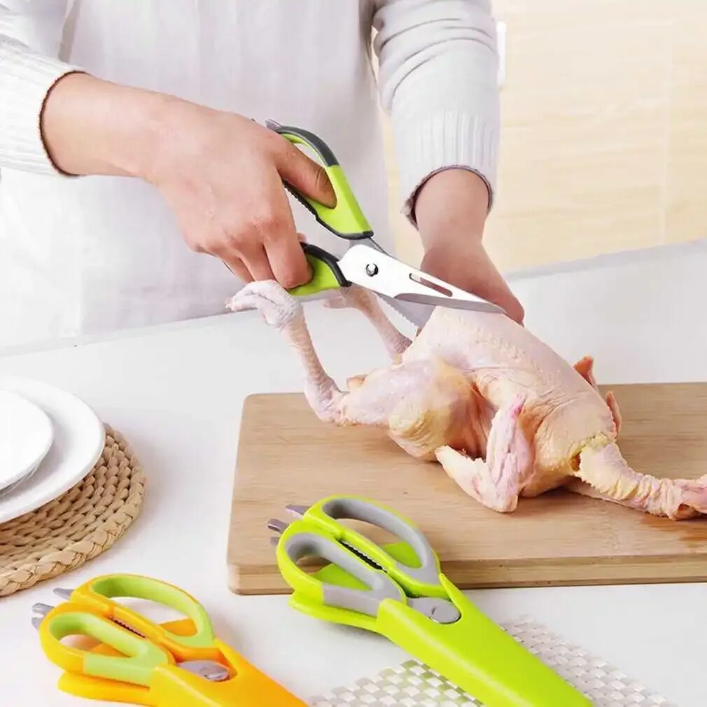 The scissors on the kitchen table