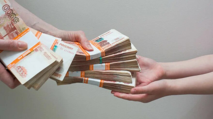 Снятся пачки денег в руках. Пачка рублей в руках. рубли в новых пачках. аванс картинки. фото 5000 рублей много пачек в сумке.