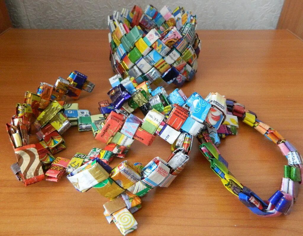 Украшения из фантиков от конфет. Корзиночки из фантиков от конфет. Изделия из фантиков. Корзинка из конфетных фантиков. Что можно сделать из старых конфет.