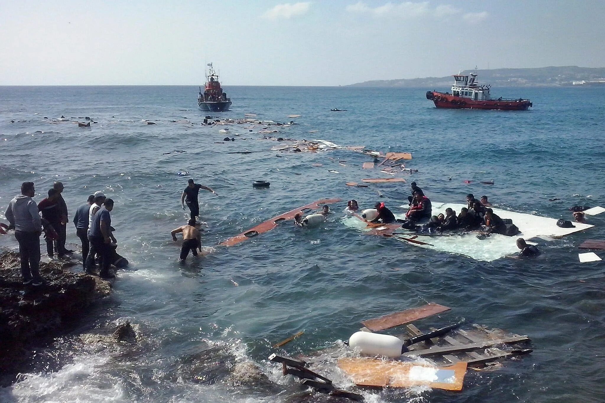 Спаслись в море. Судно с беженцами затонуло Средиземное море. Мигранты утонули в Средиземном море. Средиземное море беженцы.