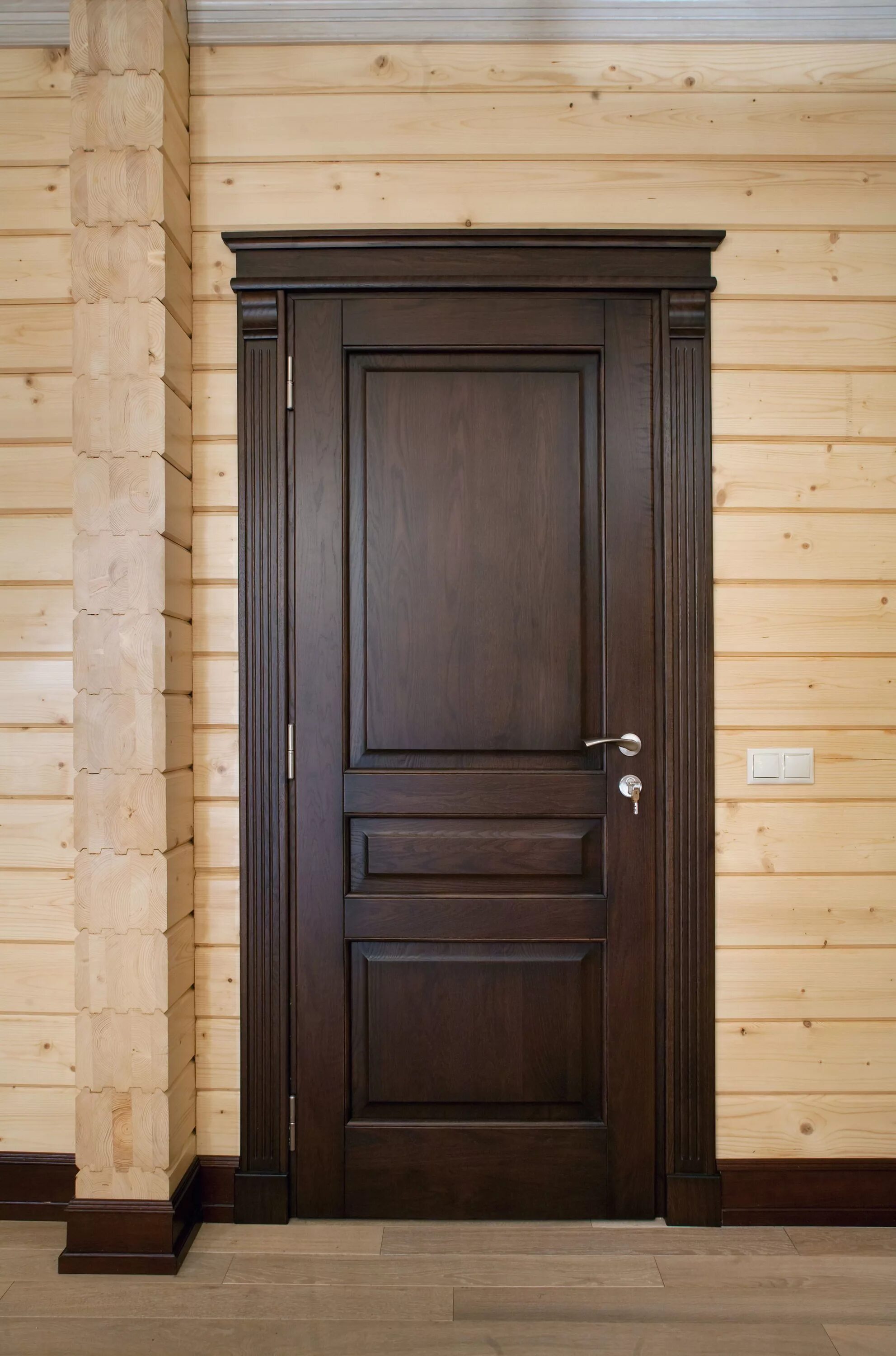 Купить дверь деревянную входную в дом. Гардиан наличники. Двери входные деревянные 90х2000. Деревянная уличная дверь. Двери в деревянном доме.