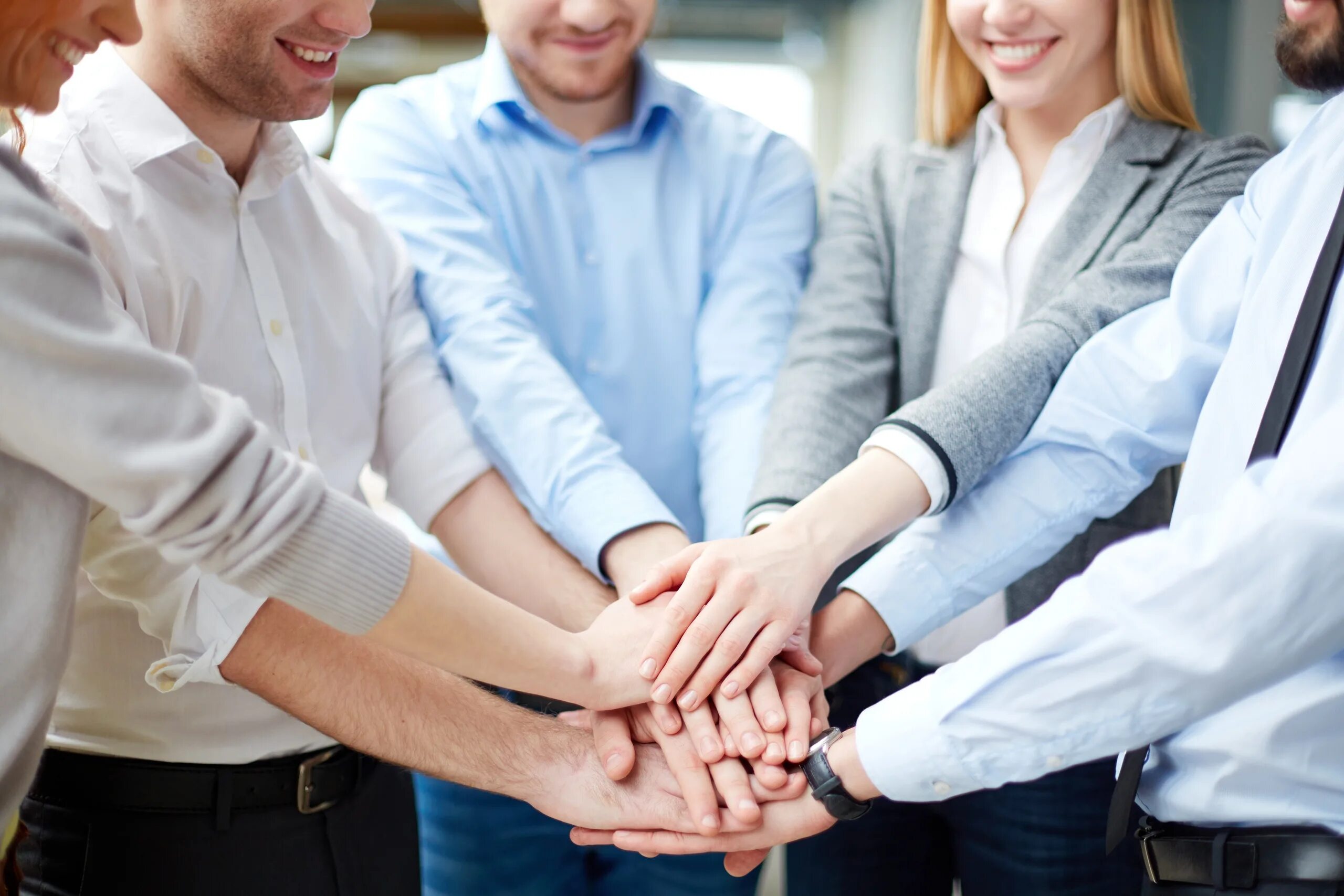 Client handshake. Бизнес команда. Рукопожатие партнеров. Команда руки. Рукопожатие коллег.