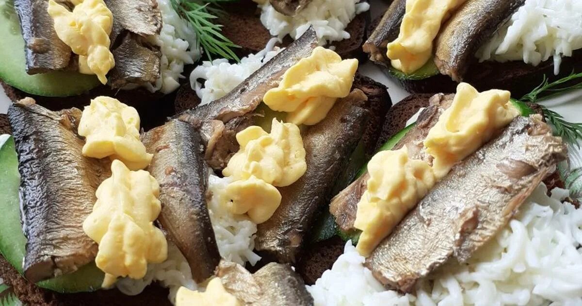 рецепт шубы со шпротами пошагово. рецепт шубы со шпротами пошагово. бутерброды со шпротами. ужин со шпротами. салат шпроты под шубой.