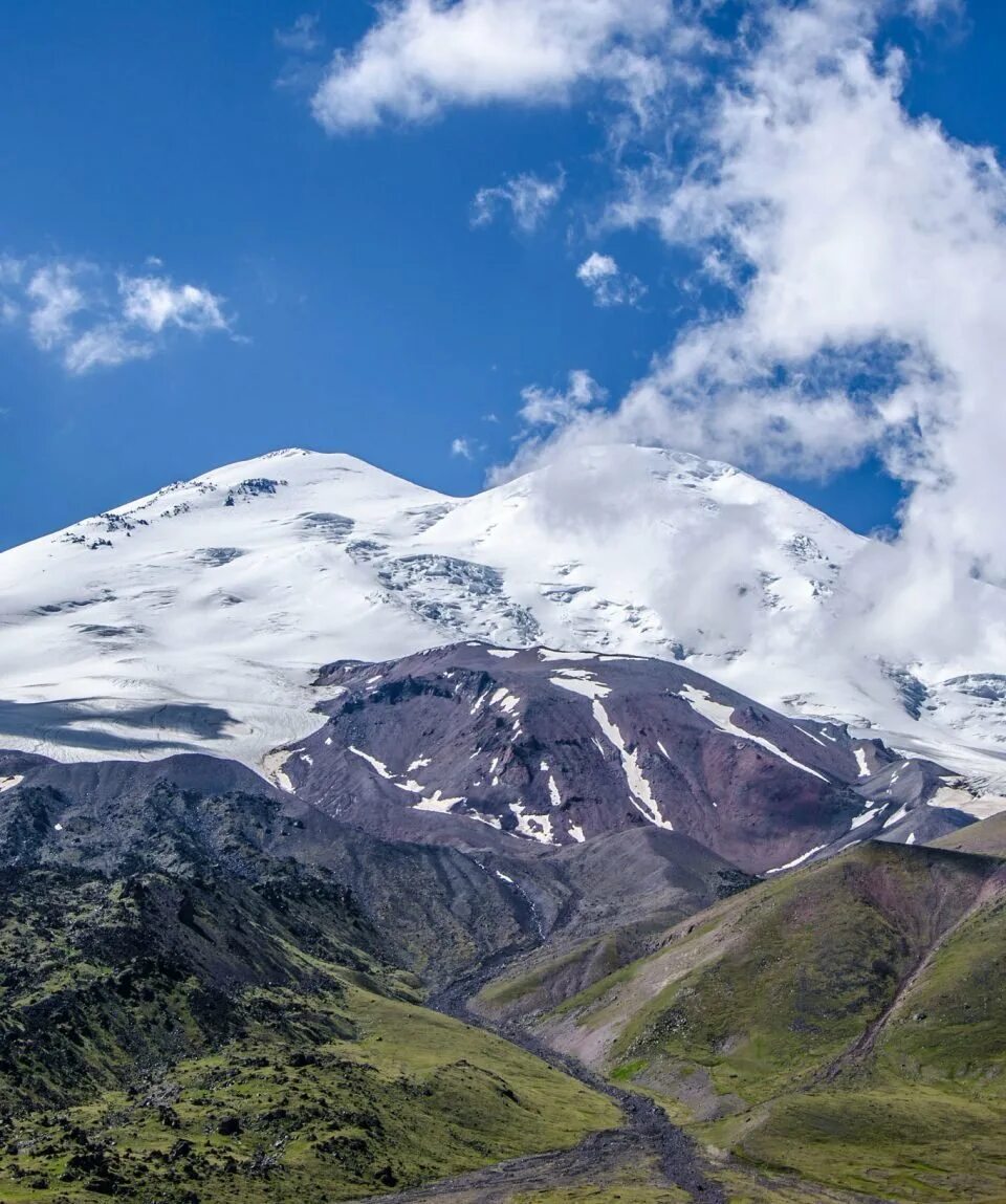 Кавказ самая высокая. Гора Эльбрус Кабардино-Балкария. Гора Эльбрус (Кабардино-Балкария, Карачаево-Черкесия). Нальчик горы Эльбрус. Северный Кавказ Эльбрус.