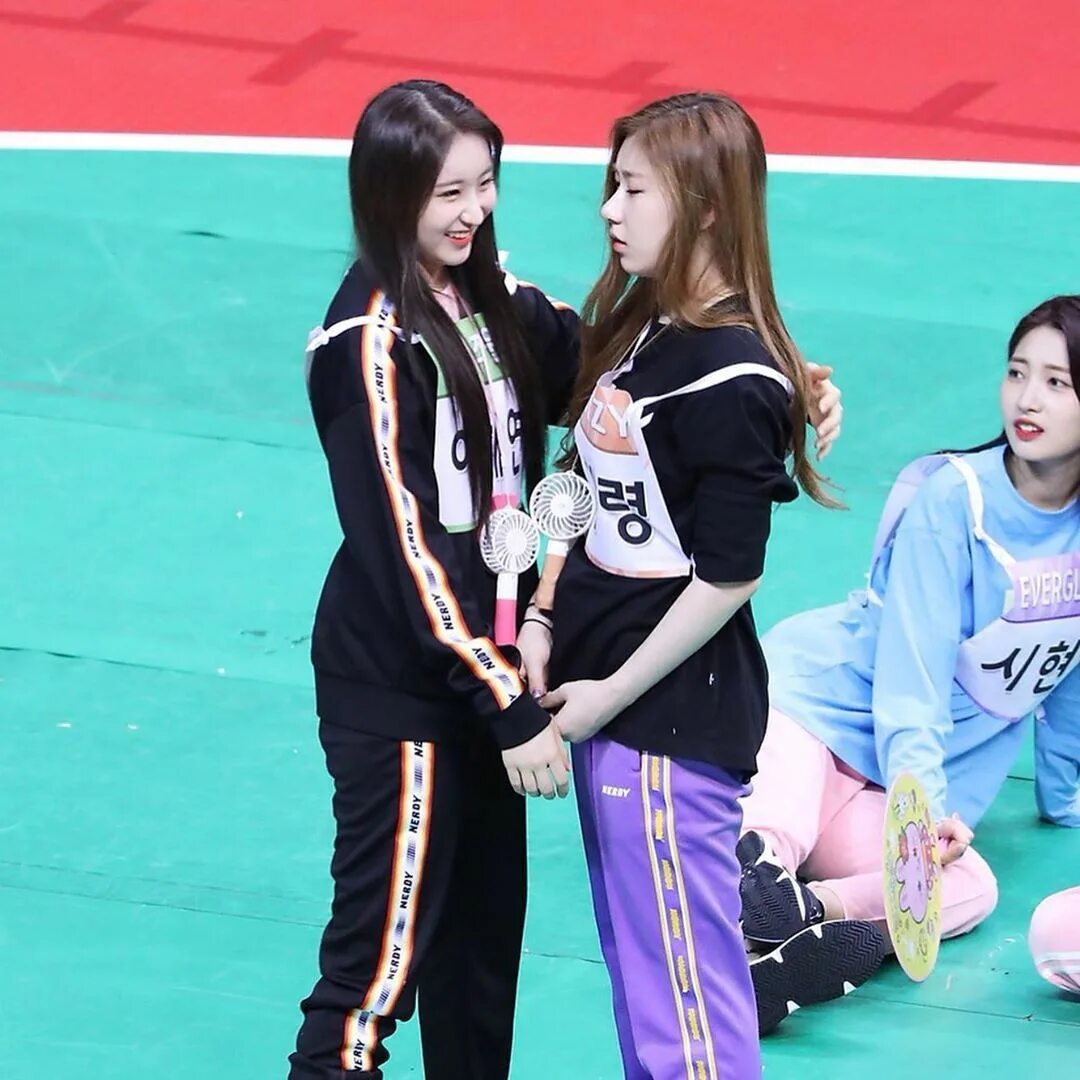 Сестры черен из итзи. Itzy Chaeryeong. Lee Chaeryeong Lee Chaeyeon сёстры. Lee Chaeyeon сестра. Lee Chaeryeong сестра.