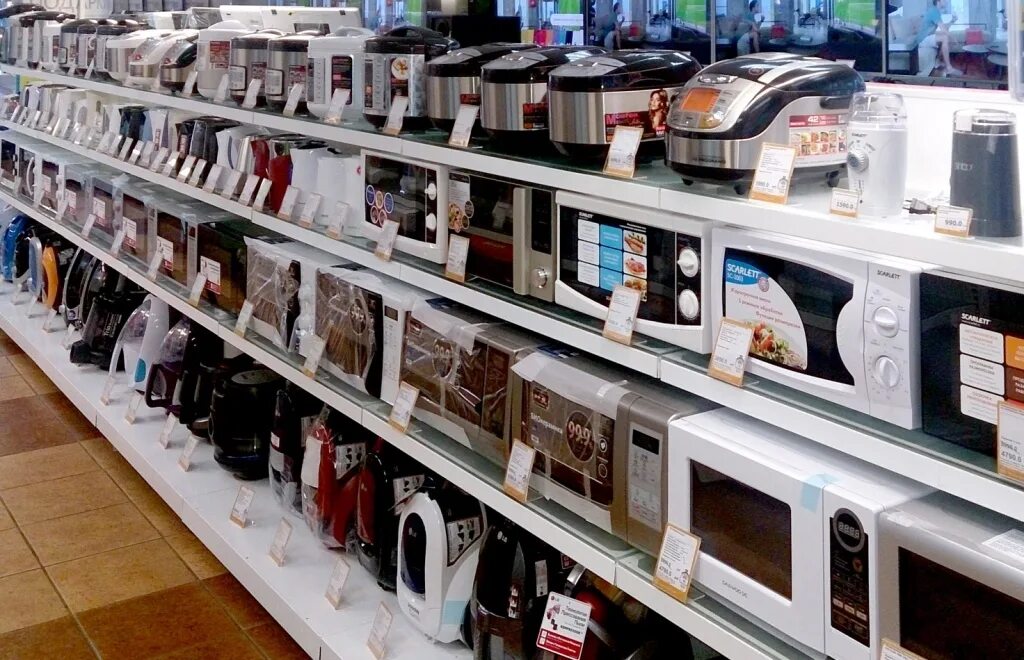 Товары в магазине техники