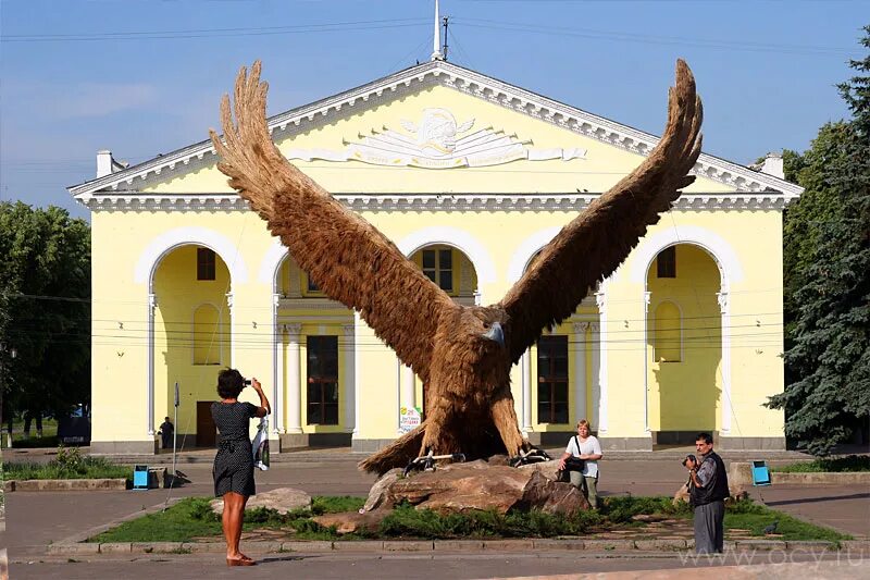 Орёл на привокзальной площади города орла. Город орел в 2007 году. Город орёл 2011 год. Где в орле делают. Город орел скульптура "орел-основатель".