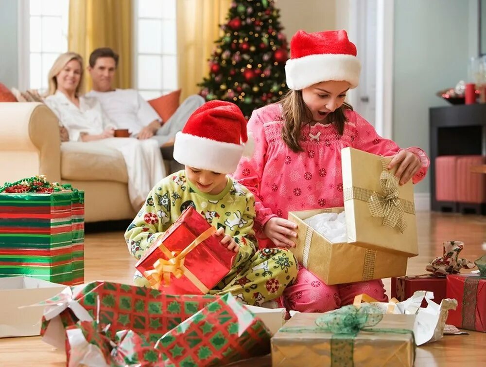 Новый год подарок россия. Новогодние подарки для детей. Подарки под ёлкой. Рождественский подарок детям. Падарк нанавыйгод детьам.