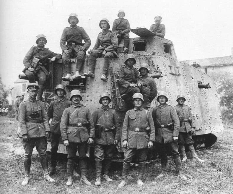 Первая а четвертая т. A7v танк экипаж. Танкисты первой мировой войны 1914-1918. Первый немецкий танк a7v. A7v 1918.
