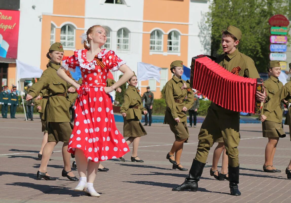 Празднование дня Победы. С праздником днем Победы. День Победы театрализованное представление. Военные праздники.