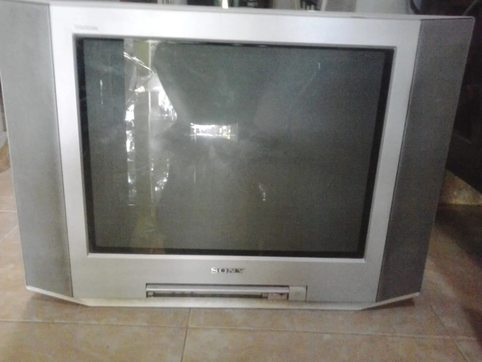 Ремонт телевизора sony trinitron. Телевизор сони тринитрон 21. Телевизор Sony Trinitron ЭЛТ. Телевизор сони тринитрон 100 Герц. Телевизор сони тринитрон серебристый.