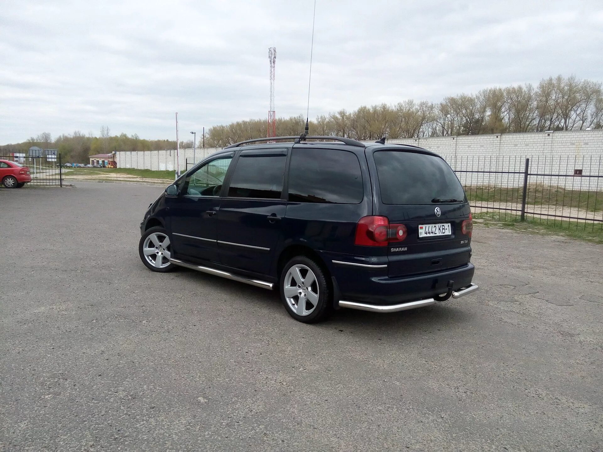 Volkswagen sharan 2001 год. Tuning VW Sharan 1999. Фольксваген Шаран 1. Фольксваген Sharan 1995. Обвес Фольксваген Шаран 2002.