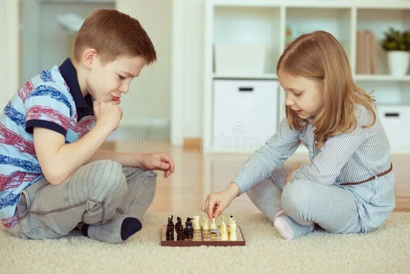 Девушка играет в шахматы фото. Большие шахматы на улице. My sister playing chess. Принцесса играет в шахматы. Сестры полгар шахматы.