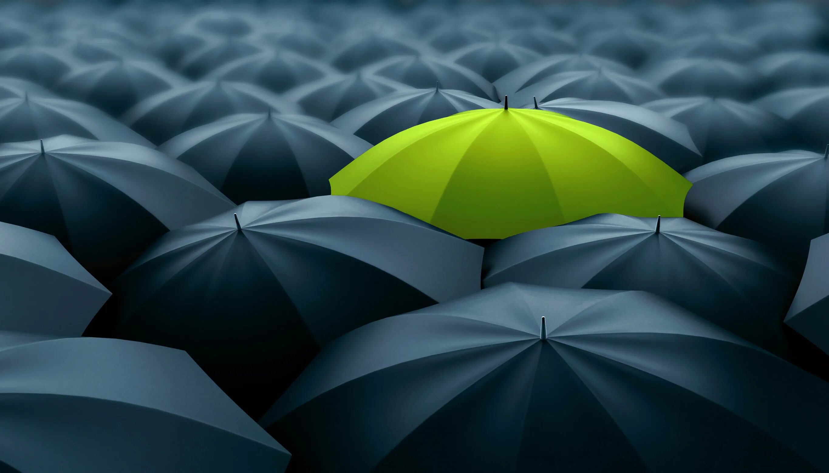 Человек выделяется из толпы. Энергосберегающие лампочки. Stand out of the crowd. Выделяющийся дизайн. Выделяется из толпы мем.