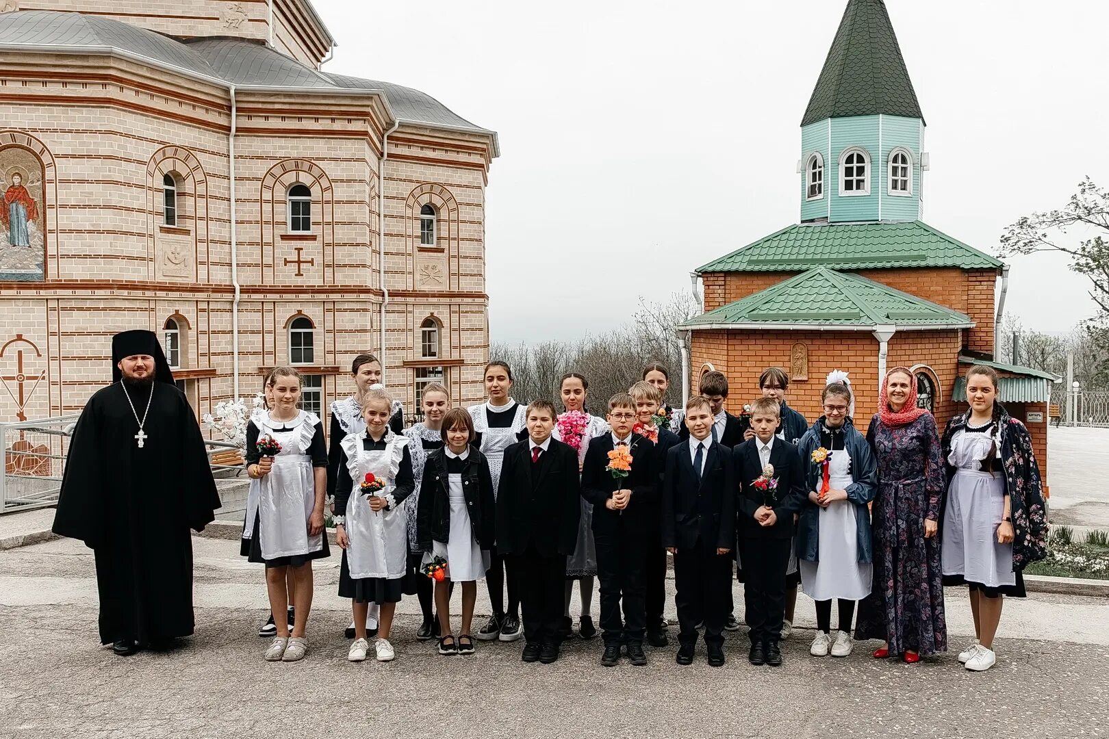 Какой сегодня православный церковь. Братия Абалакского монастыря. Бештаугорский мужской монастырь. Православная классическая гимназия. Православная гимназия Кисловодск.