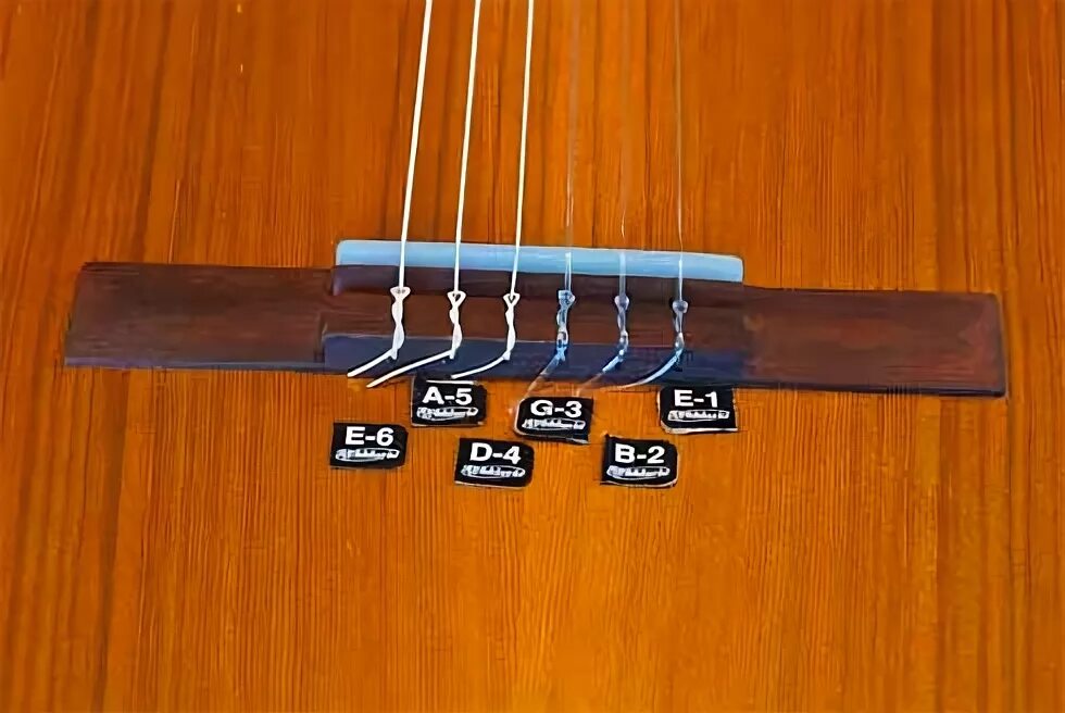 Как закрепить струну. Fs 550 струны. Как закрепить струну. Нейлоновые струны для акустической. Крепление нейлоновых струн.