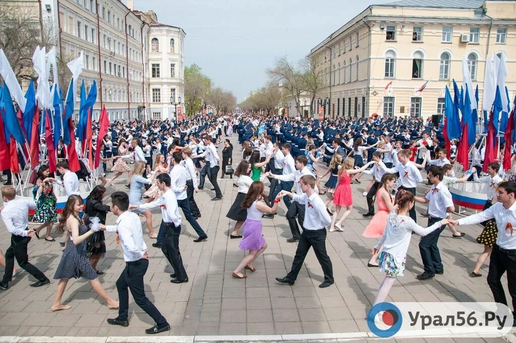 1 мая студенты. Вальс Победы Оренбург. Вальс в Оренбурге. Вальс Победы ДГТУ. Вальс к 9 мая на Советской Оренбург.