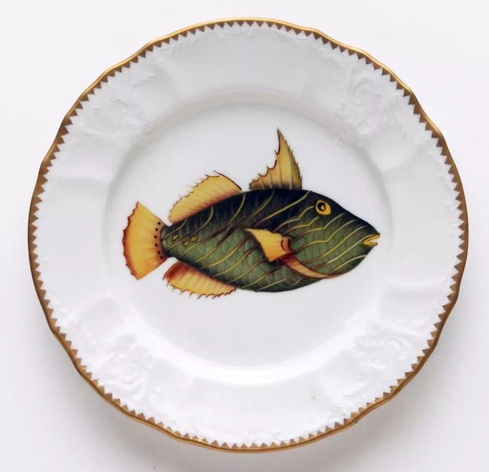 Тарелка рыбка. Рыба на тарелке. Тарелка с рыбками. Тарелочки рыбки. Рыбная тарелка.