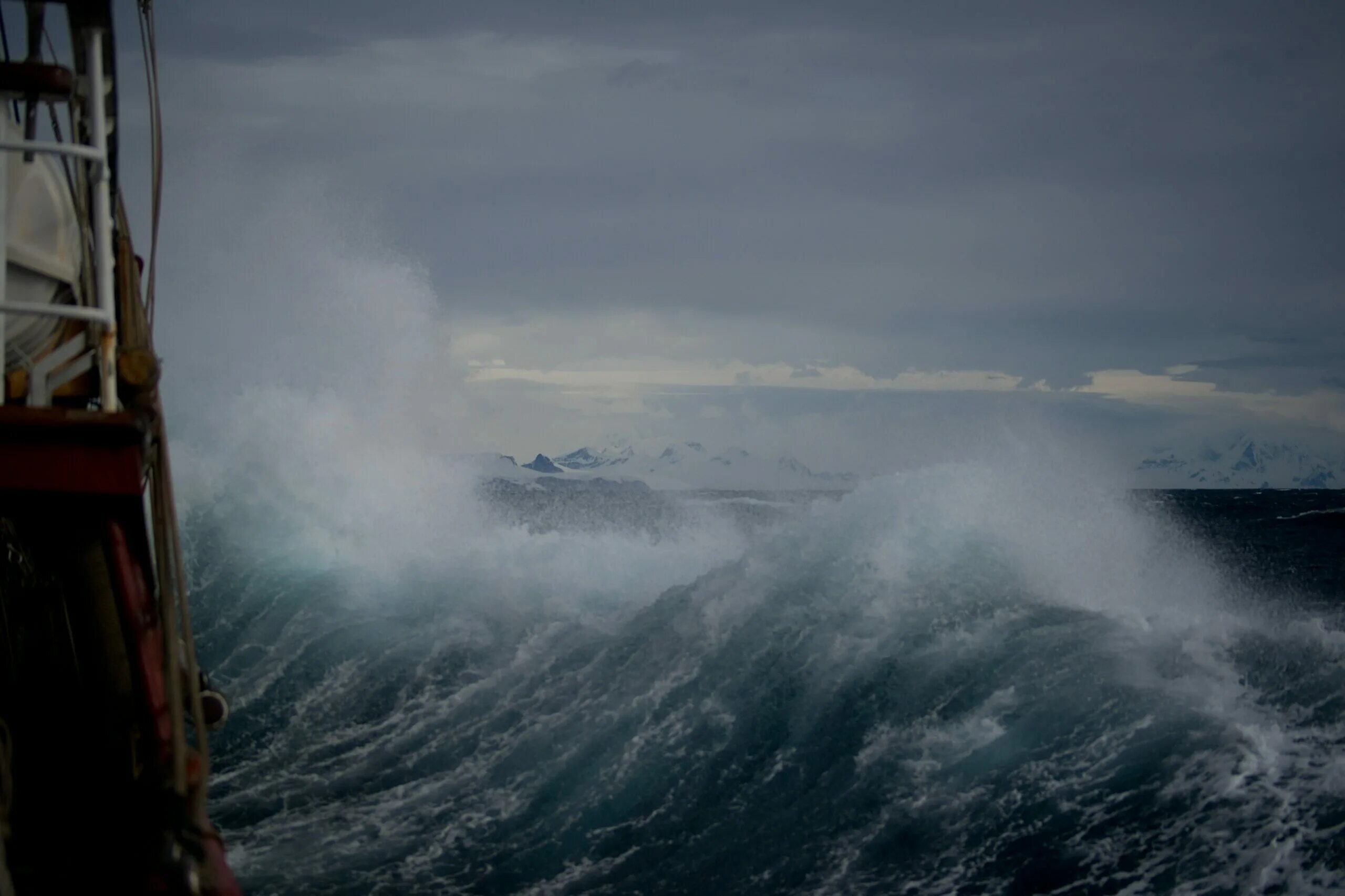 Баренцево море шторм. Море океан волны шторм ЦУНАМИ. ЦУНАМИ В тихом океане. Шторм вид с корабля. Отменить в виду шторма