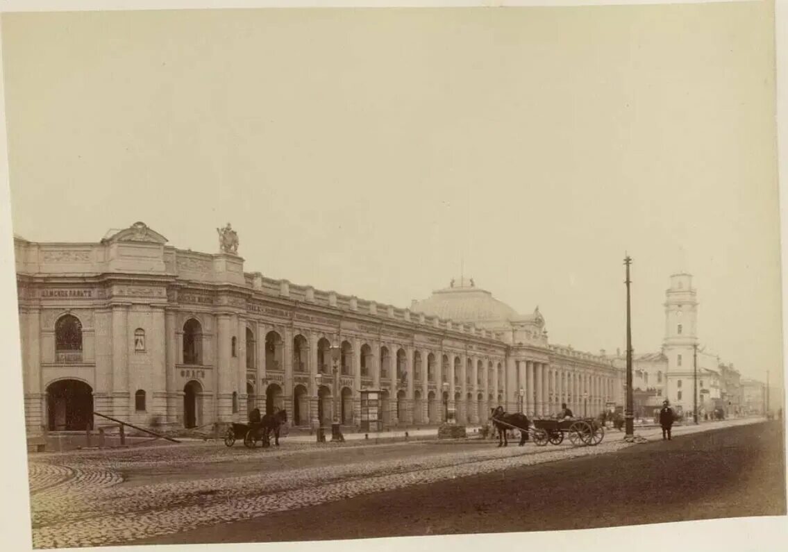 Гостиный двор Санкт-Петербург 18-19 века. Гостиный двор Санкт-Петербург в 19 веке. Гостиный двор 19 век.