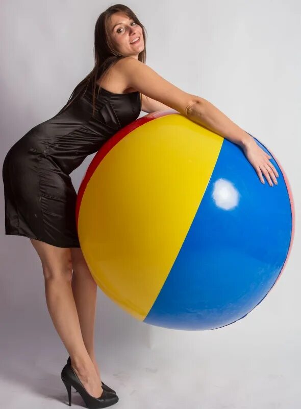 Wilson 21 мяч баскетбольный. Надувает мячик. Большой очень большой надутый мяч массажер. Девушка на надувном мяче. Большие надувные мячи.