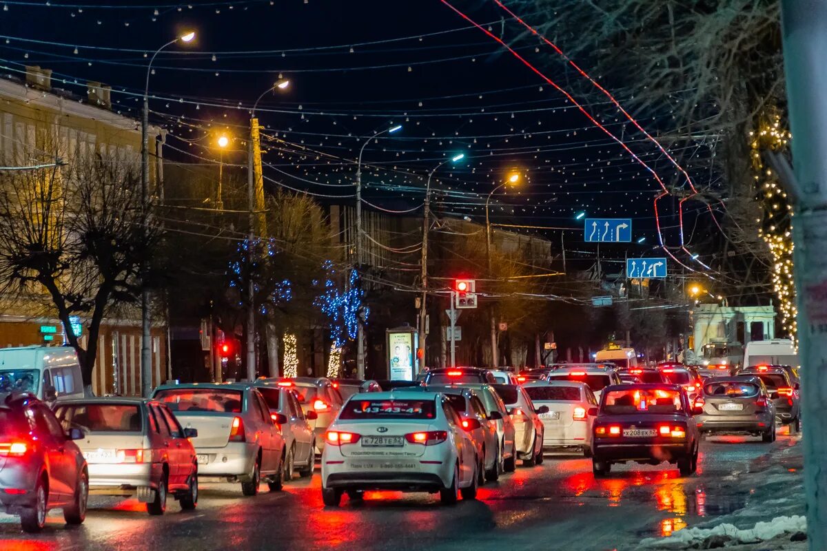 Вечер через 10. Городская улица вечером. Вечерняя Рязань зима. Рязань вечером. Городская суета пробки.